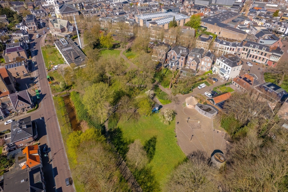 De Gouverneurstuin in 2023 vanuit de lucht. De verkeerstoren van het Jeugdverkeerspark herinnert aan vervlogen tijden. (Foto: Jeroen Meuwsen) 